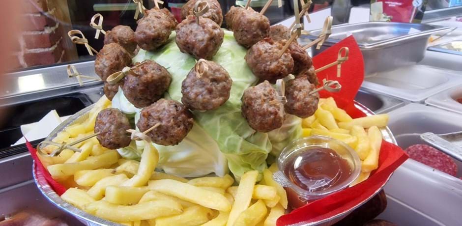 Таралеж от 30 бр кюфтенца и картофки.