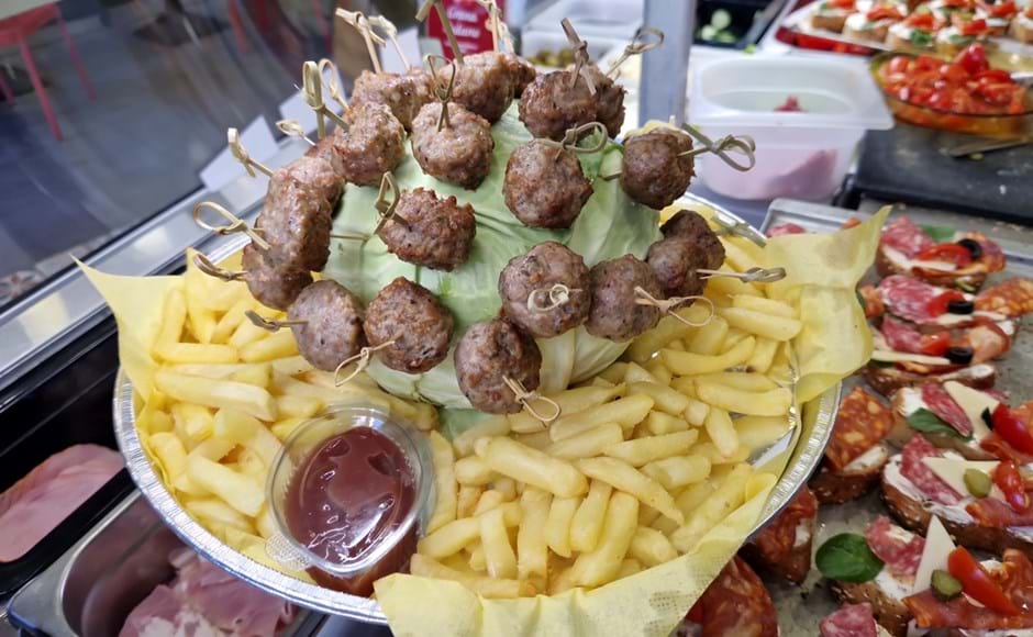 Таралеж от 30 бр кюфтенца и картофки.